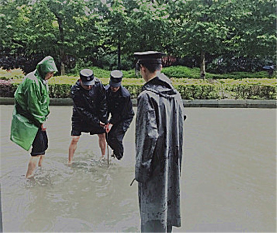 暴雨來(lái)襲 “中房物業(yè)人”溫暖業(yè)主心3.jpg